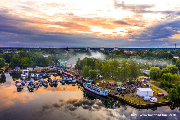 Luftaufnahme des Hafenfests Hennigsdorf im Sonnenuntergang