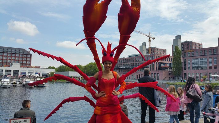 Walking-Act im Hummer-Kostüm beim Tempelhofer Hafenfest