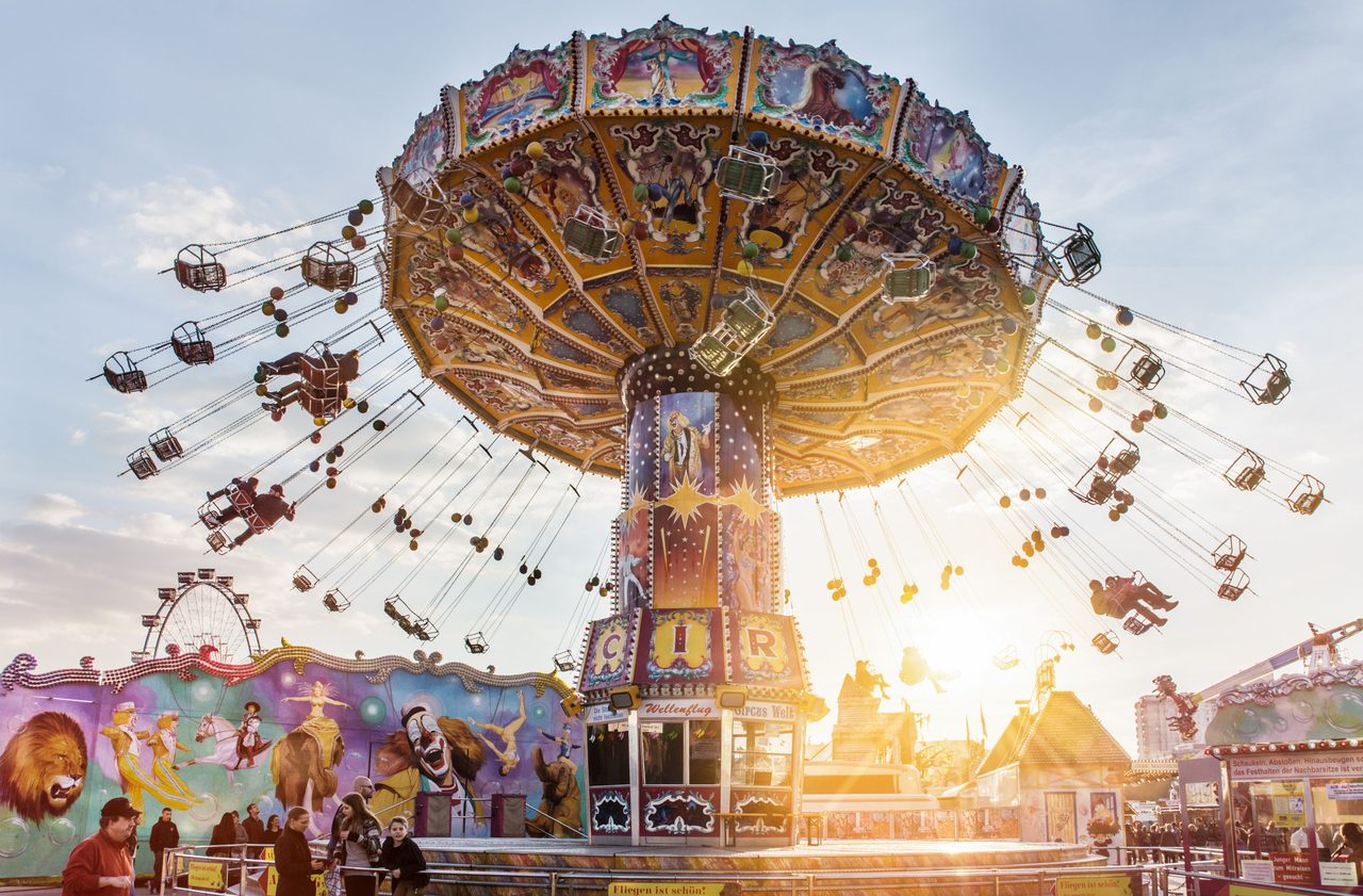 Kettenkarussell im Sonnenuntergang auf einem Firmenfestival
