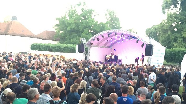 Bühne mit Publikum beim Köpenicker Sommer
