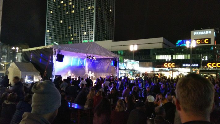 Abendbühne mit blauem Licht beim Kulturfest am Alexanderplatz